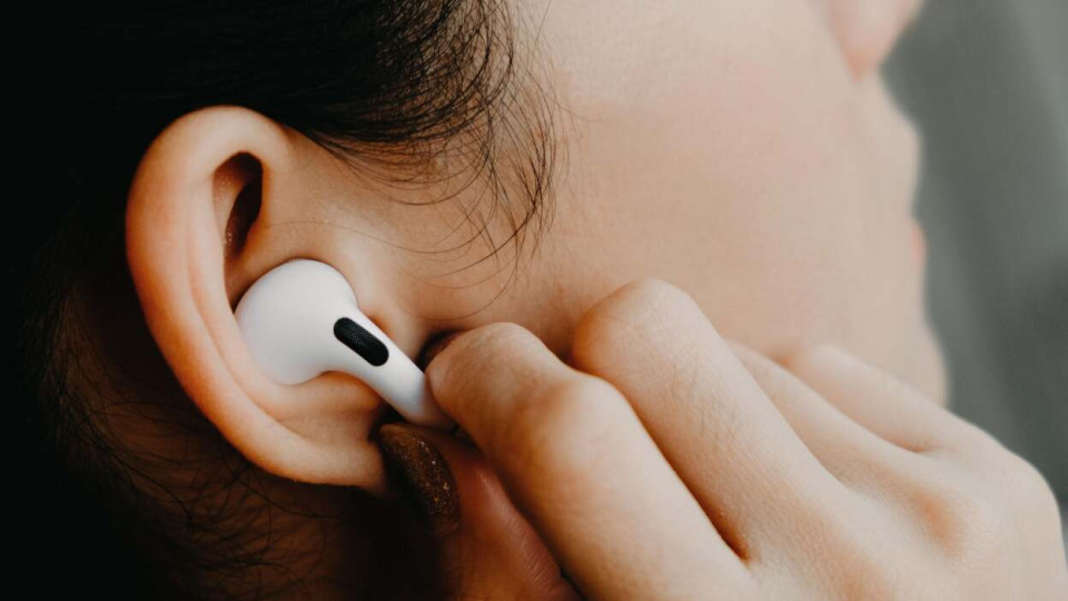 Apple-bloquea-la-traduccion-en-tiempo-real-de-los-AirPods-en-Europa