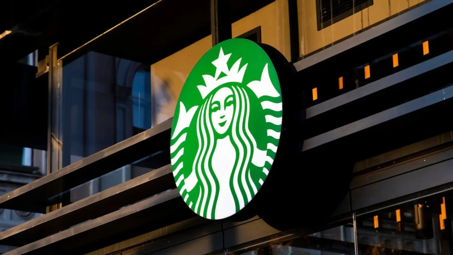 Starbucks se reestructura: cierre de cafeter&iacute;as y un ajuste de mil millones de d&oacute;lares