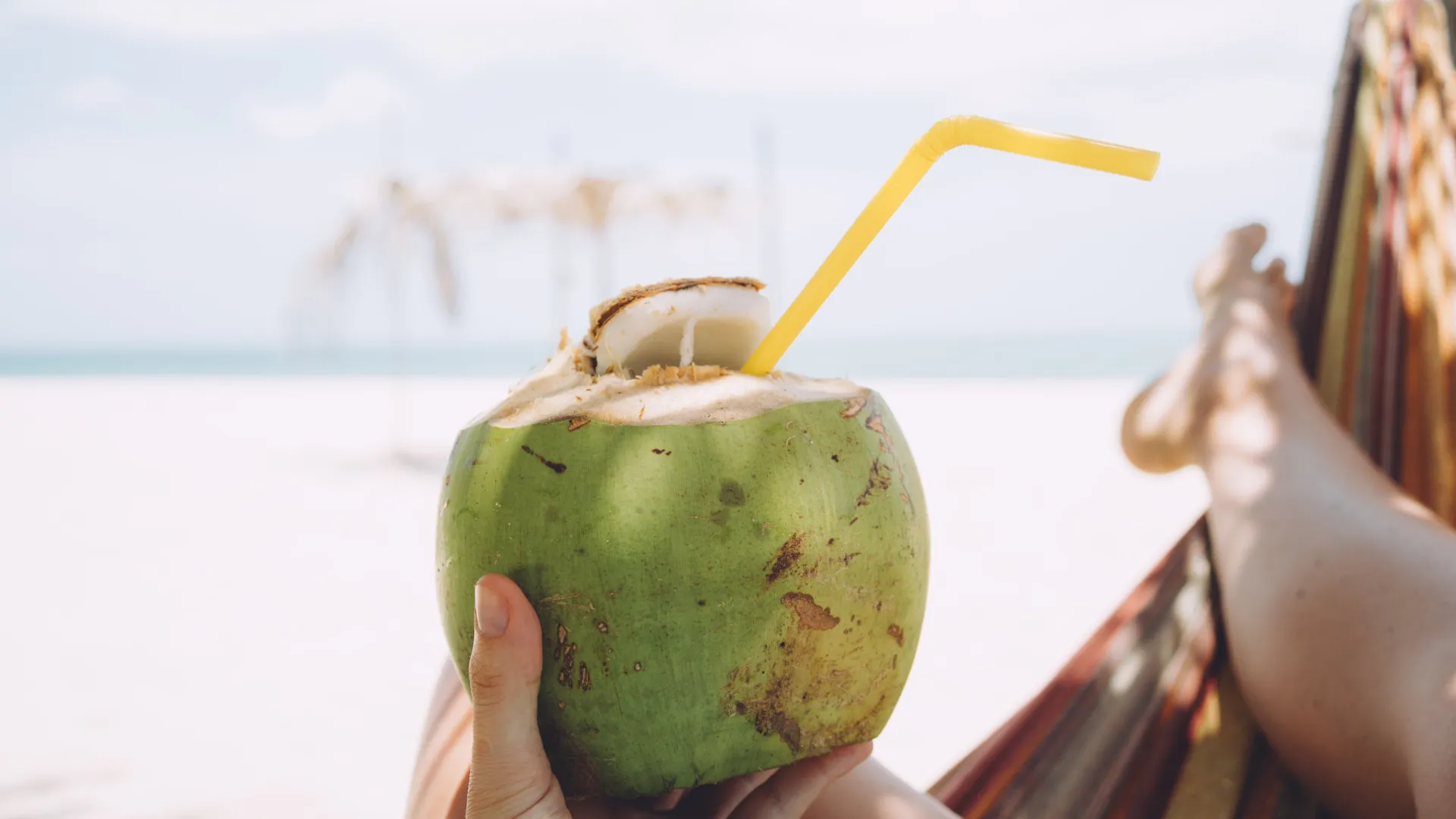 &iquest;El agua de coco baja la presi&oacute;n arterial? Lo que dice la ciencia sobre esta bebida tropical