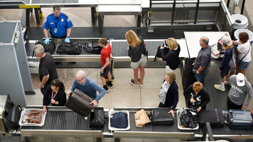 Aeropuertos-de-Miami-y-Fort-Lauderdale-rechazan-difundir-video-politico-de-Kristi-Noem-sobre-el-cierre-de-gobierno